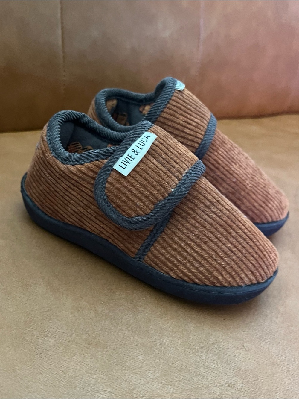 Livie & Luca Hug Little Kids Boys Sz S US 8/9 Shoes Indoor Outdoor Slippers
